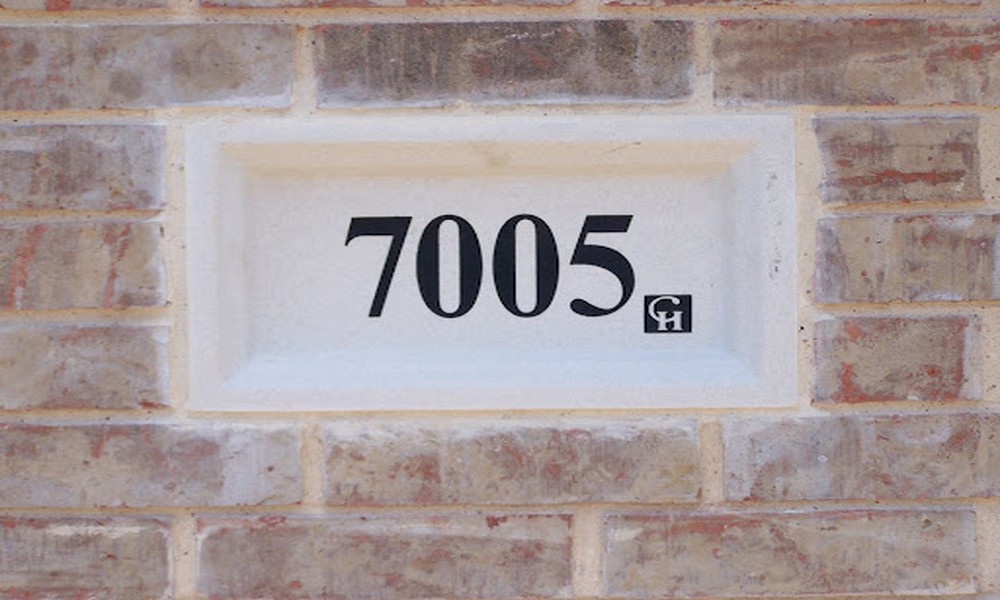 What Makes a Durable Address Plaque in Harsh Weather Conditions?